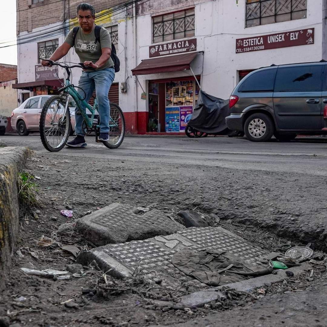Vecinos registran socavones y baches en Guadalupe Inn.